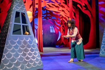 Theater im Erzgebirge: Drei auf einen Streich - Als Töpfchenhexe steht Anna Bittner im gleichnamigen Kinderstück auf der Bühne des Winterstein-Theaters in Annaberg-Buchholz. Ein Ausflugstipp zum Feiertag für die Familie.