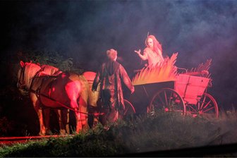 Theater im Erzgebirge: Festspielsaison an den Greifensteinen geht zu Ende - Schaurig-schönes Spektakel an den Greifensteinen: „Krabat“. Letztmalig in dieser Saison am Samstag zu sehen.