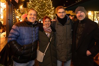 Theater im Erzgebirge: Intendant erfüllt lang gehegten Wunsch des Publikums - Hatten viel zu besprechen beim Abstecher auf den Annaberger Weihnachtsmarkt: Theaterintendant Moritz Gogg, Gundula und Lukas Natschinski sowie Chefdramaturg Lür Jaenike (von links).