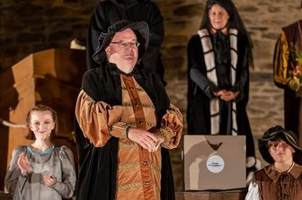 Theater im Erzgebirge: Intendant Ingolf Huhn nach elf Jahren Amtszeit offiziell verabschiedet - Bevor Ingolf Huhn als Intendant offiziell verabschiedet wurde, war er selbst noch in einer kleinen Rolle in seiner Inszenierung des "Jedermann" von Hugo von Hofmannsthal vor der Kulisse der Sankt Annenkirche in Annaberg-Buchholz zu sehen.