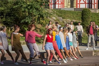 "Theater im Erzgebirge ist einzigartig" - Das Musical "Heißer Sommer" ist bei den Festspielen auf der Freilichtbühne an den Greifensteinen einer der aktuellen Publikumsmagneten. Die Inszenierung basiert auf dem gleichnamigen Film, der vor 50 Jahren in die Kinos gekommen war und zum Kult geworden ist.