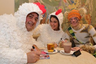 Theater im Erzgebirge schenkt seinem Publikum eine zauberhafte Weihnachtsgeschichte - Udo Prucha und Annalena Oswald als Hühner und Leopold Peter als Findus schreiben Autogramme.