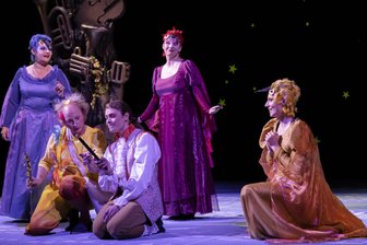 Theater im Erzgebirge: Warum bei der letzten „Zauberflöte“ der Spielzeit gleich zwei Publikumslieblinge passen müssen - Mozarts Oper „Die Zauberflöte“ steht am Sonntag zum vorerst letzten Mal in dieser Spielzeit auf dem Programm des Wintersteintheaters. In der übernächsten Spielzeit soll sie dann als Wiederaufnahme erneut gezeigt werden.