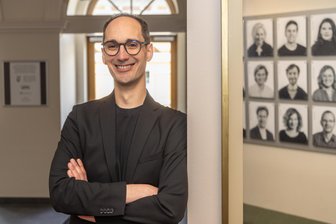 Theater im Erzgebirge: Warum ein Grünhainichener mit seinem Katalytofen Stoff für einen Western bietet - Er hat gut lachen: Oberspielleiter Jan Holtappels. Er bringt in der neuen Spielzeit einen erzgebirgischen Western auf die Bühne des Annaberger Theaters.