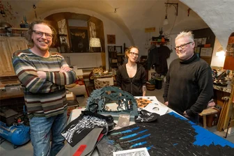 Theater im Erzgebirge: Wenn die Familie nach 3000 Jahren ihr Fett wegbekommt - Hatten sich ursprünglich das Atelier zu dritt aufgebaut: Alexander Müller-Leichsner, Tina Röder und Glenn West (von links). Der gebürtige Engländer lebt und arbeitet mittlerweile nicht mehr in Annaberg-Buchholz.