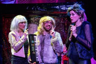 Theater im Spinnbau: Nett sein - auch zum Körper des Anderen - Marlene-Sophie Haagen, Fabian Raabe und Carolin Wiedenbröker in "Sex Smells".