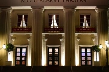 Theater in Bad Elster: So läuft ab Freitag der Neustart - Das König-Albert-Theater in Bad Elster bei Nacht. Nun zieht wieder Leben ein. 