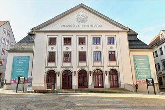 Theater in Freiberg und Döbeln wird teurer: Was Besucher künftig zahlen sollen - Eintrittskarten werden teurer: Das Theater - hier das Haus in Freiberg - soll dennoch für alle Schichten der Gesellschaft erreichbar bleiben, versichert Intendant Sergio Raonic Lukovic angesichts anstehender Preissteigerungen. 