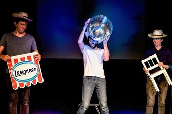 Theater in Mittweida: Auf der Suche nach dem inneren Osten - Für ihr Theaterstück "Wie macht man gute Kunst für Ostdeutsche?" recherchierten Burkhard Körner, Noah Voelker und Rika Weniger (v.l.) vor anderthalb Jahren auch in Körners Heimatstadt Mittweida. 