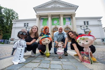 Theater lässt Ende August auf der Plauener Bahnhofstraße die Puppen tanzen - Sie machen Lust auf neue Vorstellungen des Puppentheaters in Plauen: Dominique Suhr mit Moosmutzel, Hardy Herold mit Dornröschen, Jessica Rückert mit Waldwuffel und und Janine Burk mit Scanner (von rechts).
