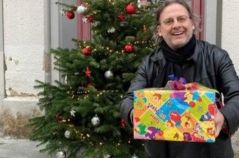 Theater macht Kindern eine Freude - Intendant Ralf Peter Schulze am Wunschbaum vor dem Theater.