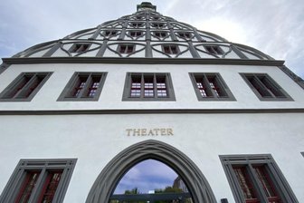 Theater Plauen-Zwickau erhöht Ticketpreise nach der Sommerpause: Was künftig mehr kostet und was nicht - Das Theater in Zwickau. Ab August steigen die Preise.