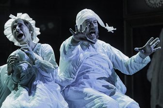 Theater Plauen-Zwickau folgt Aufsichtsratsbeschluss zum Gendern: Dienstanweisung zu Schreibweisen erlassen - Ist Gendern igitt? Hier die Schauspieler Ute Menzel und Manfred Ohnoutka in einer Aufführung des Theaters.