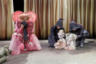 Theater Plauen-Zwickau gastiert in Plauens Partnerstadt Siegen - Eine Szene aus „Richard III“ mit Maria-Elisabeth Wey, Annegret Geist und Annika Schaper.