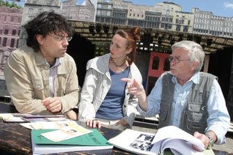 Theater Plauen-Zwickau lädt zur Matinee ins Parktheater - Tobias Engeli, Katja Erfurth und Rainer Wenke (von links) blicken vor der Theaterkulisse mit Spannung auf die Musicalpremiere.