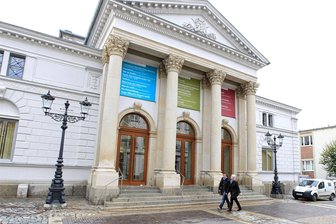 Theater Plauen-Zwickau liest zum Holocaustgedenktag am 27. Januar auf dem - Vor dem Vogtlandtheater soll am 27. Januar eine Lesung zum Holocaustgedenktag stattfinden.