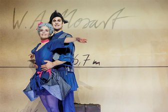 Theater Plauen-Zwickau löst mit Mozart-Inszenierung bei Gastspiel in Baden-Württemberg Begeisterungsstürme aus - Elisabeth Birgmeier und André Gass begeisterten in der Mozartaufführung das Publikum beim Gastspiel in Schwetzingen.