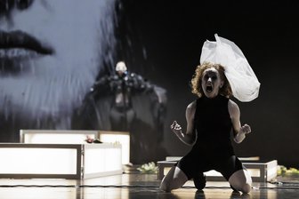 Theater Plauen-Zwickau: Schauspiel-Inszenierung „Antigone“ erneut für Auszeichnung nominiert - Eine Szene aus der Schauspiel-Inszenierung „Antigone“. Foto: André Leischner