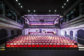Theater Plauen-Zwickau: Scheitert das Sparkonzept am geplanten Haustarifvertrag? - Der Saal im Gewandhaus Zwickau wird häufiger leer bleiben, wenn wegen des Sparprogramms weniger Veranstaltungen angeboten werden.