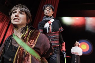 Theater Plauen-Zwickau verwirft lesbische Robin-Hood-Inszenierung: Angst vor der eigenen Courage? - Sophia Bauer (vorne) sollte in der ursprünglichen Fassung Robin Hood als weibliche Figur auf der Bühne spielen. Die Schauspielerin bleibt dieselbe, sie spielt jetzt aber einen männlichen Robin.