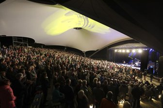 Theater Plauen-Zwickau will Parktheater mit 80er-Jahre-Musical rocken - Ob es im Sommer 2021 beim geplanten Open-Air-Spektakel wohl wieder so voll im Parktheater wird wie vor Corona? Augenblicklich herrschen dort strenge Abstandsregeln.