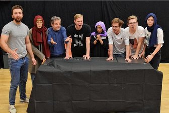 Theater-Premiere in Dresden: Clausnitz und die Geschichten im Kopf - Die Besetzung des Stücks "Last Stop: Clausnitz". 