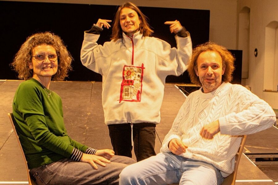 Theater-Premiere in Plauen: "Schiller ist erschreckend aktuell" - Monika Frenz (Kostüm und Bühne), Schauspielerin Johanna Franke und Regisseur Harry Fuhrmann (von links).