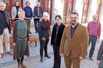 Theater startet mit neuer Spitze - Der designierte Intendant des Mittelsächsischen Theaters, Sergio Raonic Lukovic (Mitte), und seine neue Führungsriege beim Fototermin vor dem Freiberger Stadttheater: Neu im Team sind die künstlerische Leiterin Schauspiel Dorothee Hollender (l.), Generalmusikdirektor Attilio Tomasello (r.) sowie Stephan Bestier und Katharina Landsberg (hintere Reihe, v. l.), die gemeinsam die neue Sparte Junges Theater leiten.