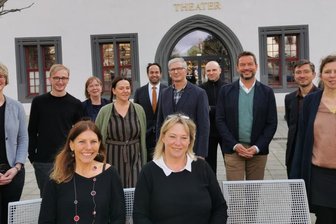 Theater stellt neues Führungsteam vor - Carolin Eschenbrenner (Leiterin Öffentlichkeitsarbeit) und Claudia Kuntze (Leiterin der Besucherabteilung, sitzend) sowie hinten von links: Sandra Kaiser (Geschäftsführerin), Brian Völkner (Künstlerischer Leiter "jups"), Susanne Germer (Künstlerische Betriebsdirektorin), Christina Schmidt (Chefdramaturgin mit Schwerpunkt Musiktheater), Leo Siberski (Generalmusikdirektor), Horst Kupich (Operndirektor und stellvertretender Generalintendant), Sergei Vanaev (Ballettdirektor und Chefchoreograf), Dirk Löschner (Generalintendant), Michael Konstantin (Chordirektor und 2. Kapellmeister) sowie Isabel Stahl (Leitende Dramaturgin Schauspiel). Nicht beim Termin dabei: Silvio Gahs (Technischer Direktor), Steffi Liedtke (leitende Theaterpädagogin und Leitung "jups") sowie Sebastian Undisz (Leiter Schauspielmusik).