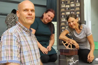 Theater, Teamgeist, Proben: Was Werdauer Gymnasiasten im Humboldt-Musical erzählen - Heiko Schneider, Christina Bohne und Gabriele Bocek (v. l.) geben den jungen Leuten Tipps.
