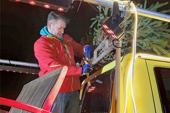 Theater um erzgebirgisches Weihnachtsmobil: Amt will Lichterfahrt ohne Licht - Noch 16.15 Uhr schmückte DJ Erzbeat das Weihnachtsmobil - wenige Minuten später kam die Absage. 