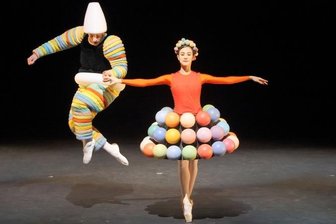 Theater und Tanz überschreiten Genregrenzen - Das Bayerische Juniorballett München tanzt Oskar Schlemmers "Triadisches Ballett" in den vom Bauhaus-Meister entworfenen Kostümen.