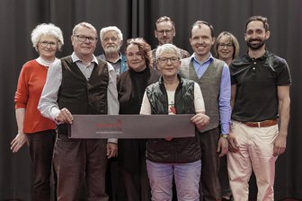 Theater unter Sparzwang: Zwickauer Förderverein spendiert Foyer-Vorhang und Scheinwerfer - Technik-Direktor Silvio Gahs (2. v. l.) nimmt die Banderole vom Förderverein entgegen.