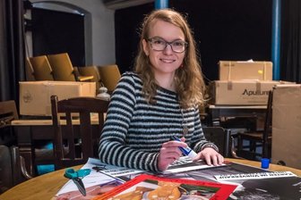 Theater Variabel bereitet Neustart vor - Juliane Röber bereitet derzeit Plakate vor, um für die Mitte Februar im Theater Variabel wieder beginnenden Veranstaltungen bewerben zu können.