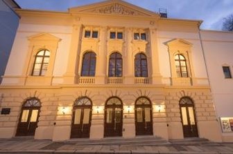 Theater wechselt Beleuchtung - Das Annaberger Theater in Standardbeleuchtung.