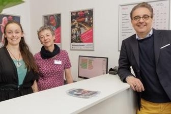 Theater zieht mit Servicebüro ins Stadtzentrum - Freuen sich über das neue Büro: Maria Schubert und Elisabeth Voigt vom Besucherservice und Intendant Moritz Gogg (von links). 