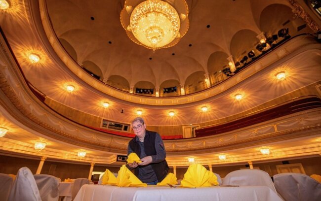 Theaterball soll eine runde Sache werden -  Kathleen Waldenburger, Inhaberin des Landgasthofs Königswalde, hat damit begonnen, auf der großen Bühne des Vogtlandtheaters die Tische einzudecken und zu schmücken. 