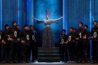 Theaterchef bringt in Plauen und Zwickau fantastische Oper auf die Bühne - Joanna Jaworowska sowie der Opern- und Extrachor in „Hoffmanns Erzählungen“.