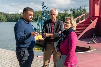 Theaterchefs werben bei Landesministerin um Finanzhilfe - Landesministerin Barbara Klepsch hat sich vor der Aufführung von Intendant Sergio Raonic Lukovic (li.) und Geschäftsführer Hans Peter Ickrath den geplanten Umbau an der Seebühne erklären lassen.
