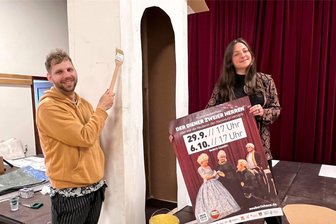 Theaterfestival in Reichenbach: Mit dem Hanswurst über die Grenze - Severin Zähringer und Tina Weidhaas in den entstehenden Kulissen für das Stück „Der Diener zweier Herren“ das Neuberin-Ensembles. Es ist Teil des Theaterfestivals „Hanswurst - eine Spurensuche“ anlässlich 75 Jahre Neuberinhaus.