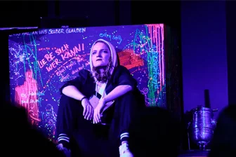 Theaterfestival in Zwickau: Warum es eine gute Idee ist, Depressionen auf die Bühne zu bringen - Lisa Störr hat in "All das Schöne" anderthalb Stunden lang die Gesichter einer Depression ausgeleuchtet: fröhlich, verschlossen, verdrängend, wütend.