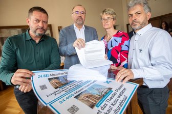 Theaterfreunde aus Plauen und Zwickau fordern von den Städten mehr Einsatz für Erhalt ihrer Häuser: „Wir müssen laut werden“ - Übergabe der Unterschriftenlisten durch die Theater-Spitzen an OB Zenner (2. von links).