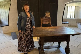Theaterfreunde unterwegs: Mit Dr. Klecker durch Schloss Weesenstein - Frau Dr. Christine Klecker wusste auch im Gerichtssaal von Schloss Weesenstein Kurzweiliges zu erzählen.
