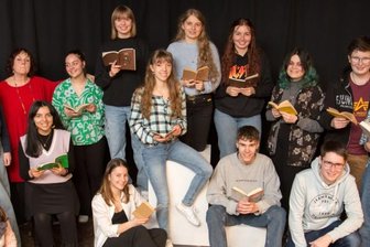 Theatergruppe "Artshock" mit musikalischer Lesung auf Bühne - 