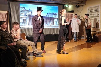 Theatergruppe setzt die „alte Dame“ an Rochlitzer Gymnasium in Szene - Für die Aufführung von Dürrenmatts Komödie „Der Besuch der alten Dame“ hat die Theater-AG in die Kulisse Rochlitzer Motive eingebaut, wie hier den Bahnhof.