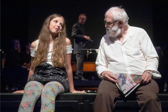 Theaterherbst Greiz geht auf Schnitzeljagd nach dem Glück - Das Mädchen xy, dargestellt von Ronja Walper, will wissen, was das Glück ist. Der mysteriöse Herr, gespielt von Heinz Wüst, soll ihr dabei helfen. Doch er schickt sie auf eine Suche quer durch Greiz. 