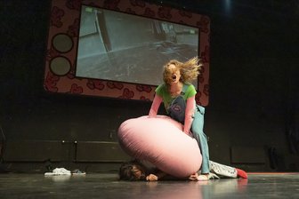 Szene aus dem Stück "Frühlings Erwachen (Live Fast - Die Young) " mit Philipp Rosenthal und Carlotta Aenne Bauer. Das Stück Jugendstück von Nuran David Calis nach Frank Wedekind feierte letztes Jahr am Vogtlandtheater in Plauen Premiere und ist eine Inszenierung der Sparte jür junges Theater "Jupz".