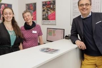 Theaterkarten gibt es jetzt in der Annaberger Innenstadt - Freuen sich über das neue Büro: Maria Schubert und Elisabeth Voigt vom Besucherservice und Intendant Moritz Gogg (von links). 