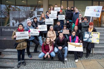 Theaterleute demonstrieren in Plauen: „Wir machen uns Sorgen“ - Schauspieler, Musiker und Handwerker des Theaters Plauen-Zwickau demonstrieren vor dem Rathaus in Plauen für den vollständigen Erhalt der Einrichtung.