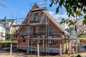 Theatermann bewahrt Gebäude in Beerheide vor dem Abriss - Bis Ende des Jahres soll das alte Umgebindehaus zumindest äußerlich fertig sein. Eine sportliche Leistung, die der Bauherr, wie er sagt, allein den Handwerkern aus der Region zu verdanken hat.